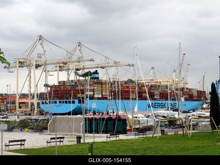Teherhajó a koperi kikötõben-stock-foto