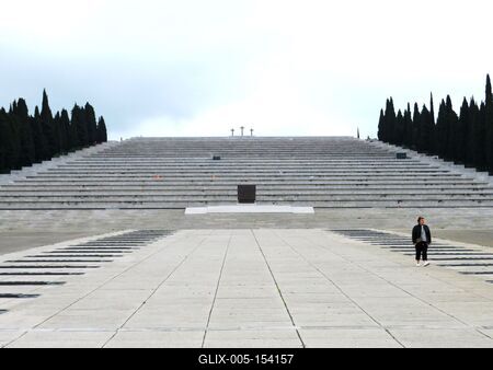Redipuglia: az Osztrák-Magyar Monarchia ellen vívott csatákban elesett olasz katonák emlékmû temetõje-stock-foto