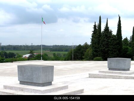 Redipuglia: az Osztrák-Magyar Monarchia ellen vívott csatákban elesett olasz katonák emlékmû temetõje-stock-foto