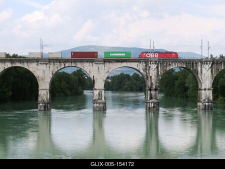 Isonzo folyó - Vasúti híd-stock-foto