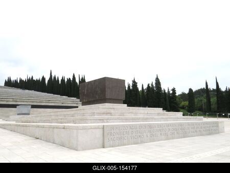 Redipuglia: az Osztrák-Magyar Monarchia ellen vívott csatákban elesett olasz katonák emlékmû temetõje-stock-foto