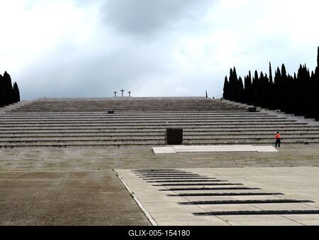 Redipuglia: az Osztrák-Magyar Monarchia ellen vívott Redipuglia: az Osztrák-Magyar Monarchia ellen vívott csatákban elesett olasz katonák emlékmû temetõje-stock-foto