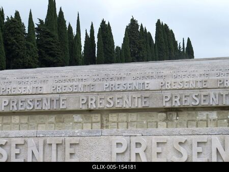 Redipuglia: az Osztrák-Magyar Monarchia ellen vívott csatákban elesett olasz katonák emlékmû temetõje-stock-foto