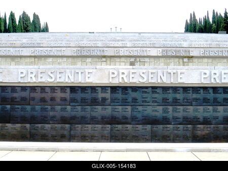 Redipuglia: az Osztrák-Magyar Monarchia ellen vívott csatákban elesett olasz katonák emlékmû temetõje-stock-foto