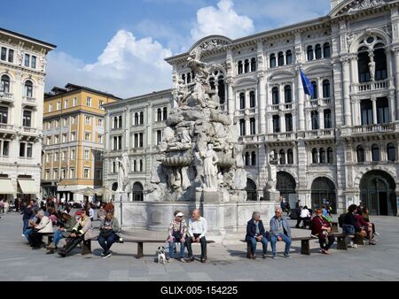 Pihenõ emberek a trieszti négy kontinens szökõkút körül-stock-foto