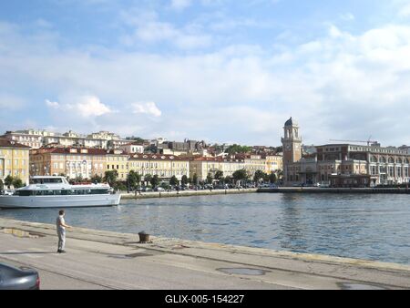 Trieszt - ókikötõ és belváros-stock-foto