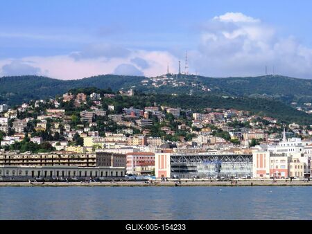 Trieszt a tenger felõl - Városkép - Fekvés-stock-foto