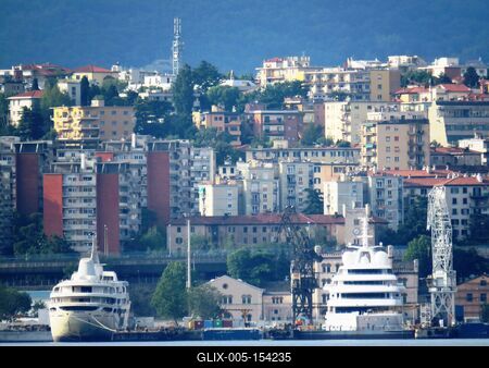 Trieszt - Kikötõ és város-stock-foto