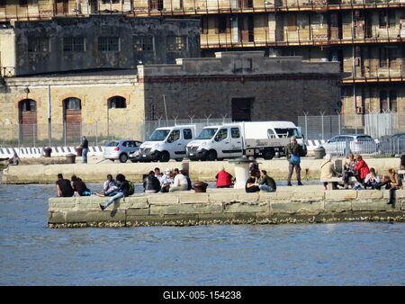 Napozó emberek a trieszti mólón-stock-foto