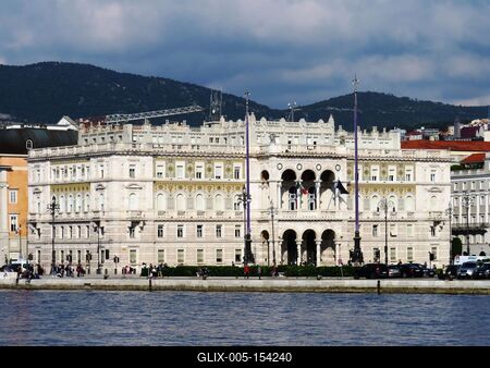 A trieszti kormányhivatal épülete az Adriai tenger partján-stock-foto