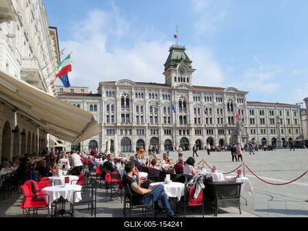 Trieszt - Városháza és a történelmi Specchi kávéház-stock-foto