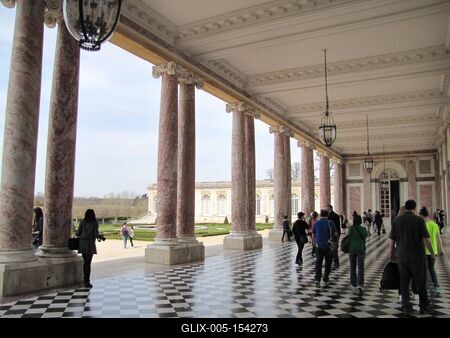 Versailles - a Nagy Trianon kastély oszlopcsarnoka-stock-foto