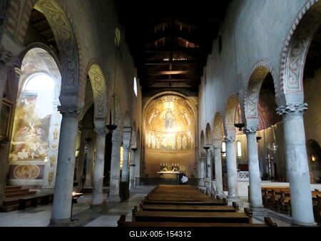 A román stílusú trieszti katedrális belseje-stock-foto