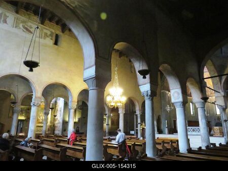 A román stílusú trieszti katedrális belseje-stock-foto