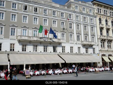 A trieszti Stratti palota és a Tükör kávéház-stock-foto