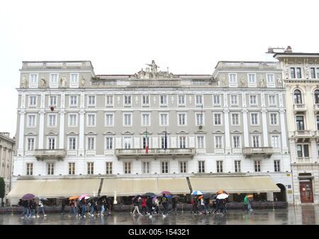 A trieszti Stratti palota és a Tükör kávéház-stock-foto