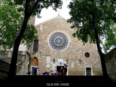 A román stílusú San Giusto katedrális-stock-foto