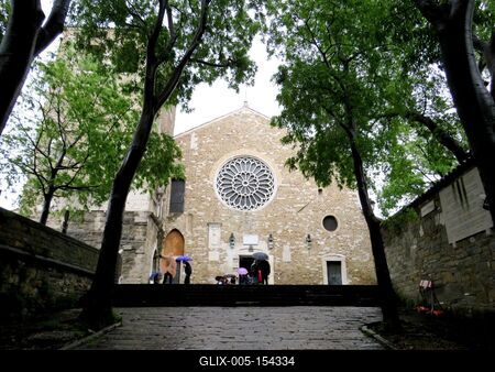 A román stílusú trieszti San Giusto katedrális-stock-foto