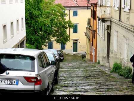 Old street to the Castle Hill of Trieste-stock-foto