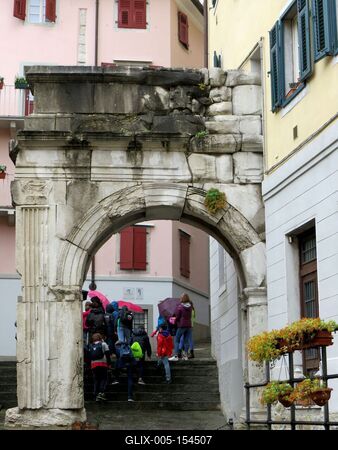 Római kapu - Trieszt - Arco di Riccardo-stock-foto