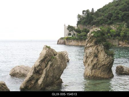 Adriai tenger - Sziklák és trieszti Miramare kastélykapu-stock-foto