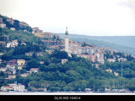 Trieszti világítótorony és emlékmû-stock-foto