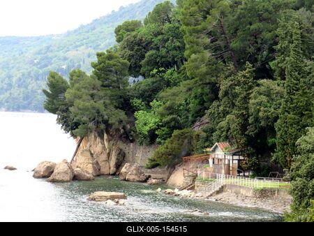 Romantikus öböl - Trieszti Miramare kastély-stock-foto