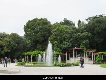 Trieszti Miramare kastély - Parkrészlet és szökõkút-stock-foto