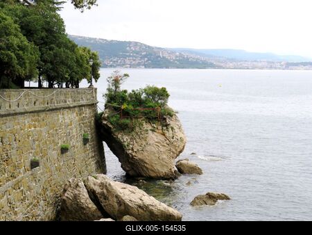 A trieszti Miramare kastélypark falához támaszkodó szikla-stock-foto