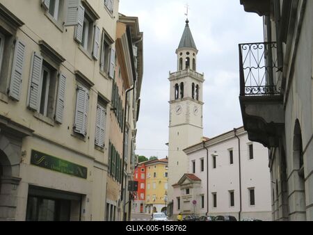 Gorizia - utcakép, katedrális-stock-foto