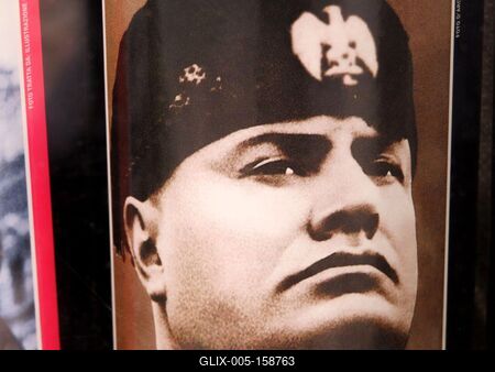 Benito Mussolini arcképe egy borosüvegen-stock-foto