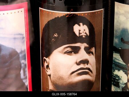 Benito Mussolini portrait - Wine bottle-stock-foto