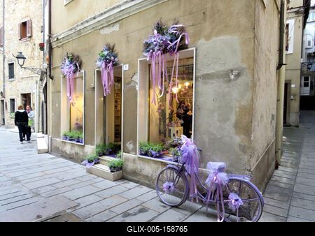 Lenedulabolt - Muggia (Olaszország)-stock-foto