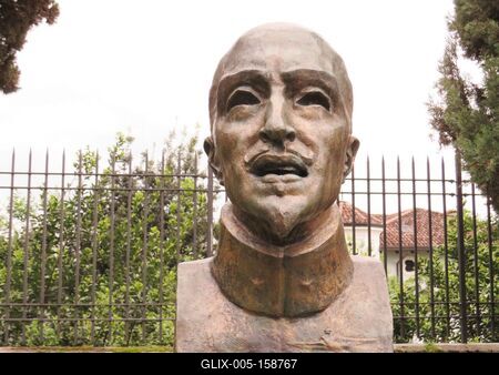 Gabriele D' Annunzio olasz költõ goriziai mellszobra-stock-foto