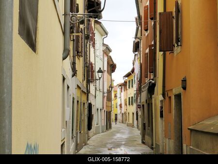 Az olaszországi Muggia utcája-stock-foto