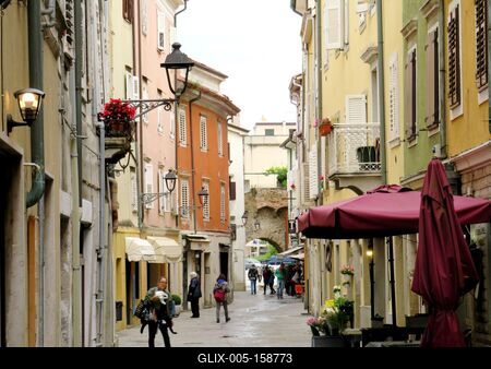 Az olaszországi Muggia utcája-stock-foto