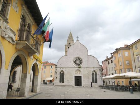 Az olaszországi Muggia fõtere - Dóm és városháza-stock-foto