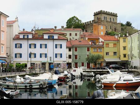 Az olaszországi Muggia vára és kikötõje-stock-foto