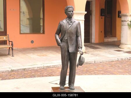 Carlo Michelstaedter filozófus és festõ goriziai szobra-stock-foto