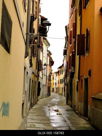Az olaszországi Muggia utcája-stock-foto