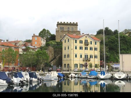 Az olaszországi Muggia vára és kikötõje-stock-foto