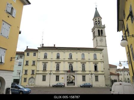 Gorizia - rendõrség és katedrális-stock-foto