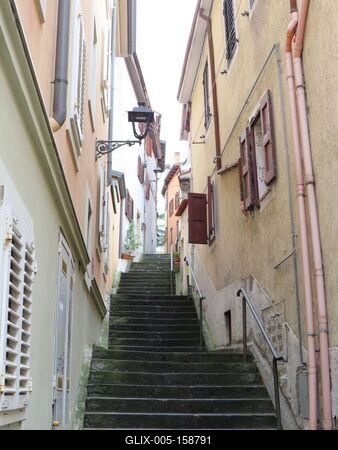 Muggia lépcsõs utca-stock-foto