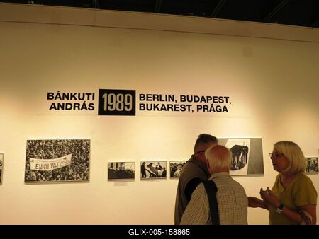 Fotókiállítás a rendszerváltásról-stock-foto