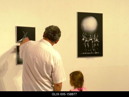 Apa és kislánya egy fotókiállításon-stock-foto