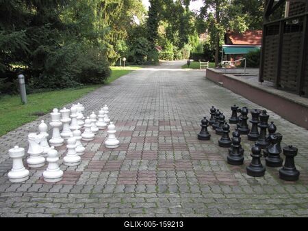 Sárvár (Hungary), 11 September 2016Chess in a hotel garden.Sakk egy szálloda kertjében.-stock-foto
