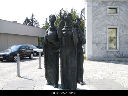 Szombathely (Hungary), 12 September 2016The festive procession sculptural group.Az Ünnepi menet c. szoborcsoport. Majthényi Károly alkotása 1980-ból.-stock-foto