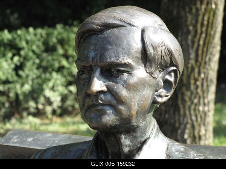 Szombathely (Hungary), 12 September 2016Sándor Weöres Hungarian poet, writer, translator, literary scholar statue. Weöres Sándor magyar költõ, író, mûfordító, irodalomtudós szobra. Veres Gábor 2007-ben készült alkotása.-stock-foto