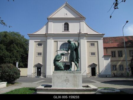Szombathely (Hungary), 12 September 2016St. Martin's Well and the Dominican Church of St. Martin.Szent Márton kútja és a Domonkos Szent Márton templom.-stock-foto