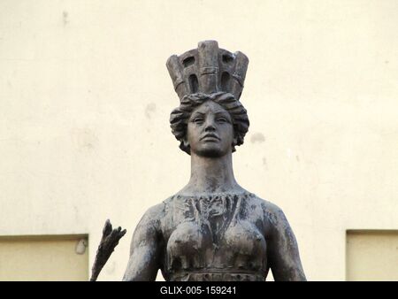 Szombathely (Hungary), 11 September 2016The statue of Goddess Tyche upon the Savaria fountain. Savaria was the colony of the Roman Empire.Tyche istennõ szobra a Fõ téri Savaria kút felett. Savaria a római birodalom gyarmata volt.A kútszobrot Marton László alkotta 1955-ben.-stock-foto